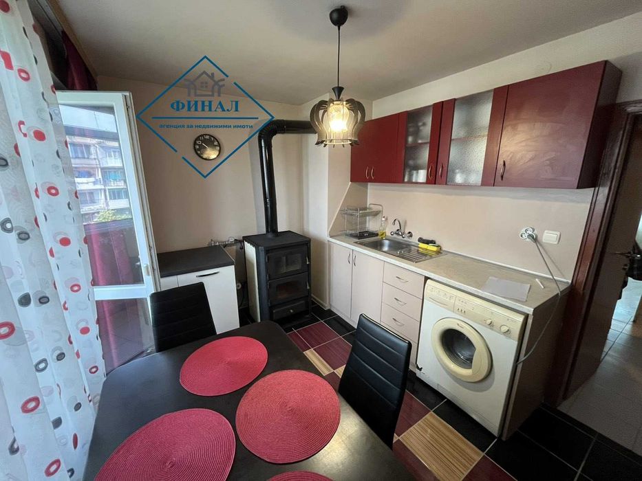 Продава се тристаен апартамент в кв. Тракия