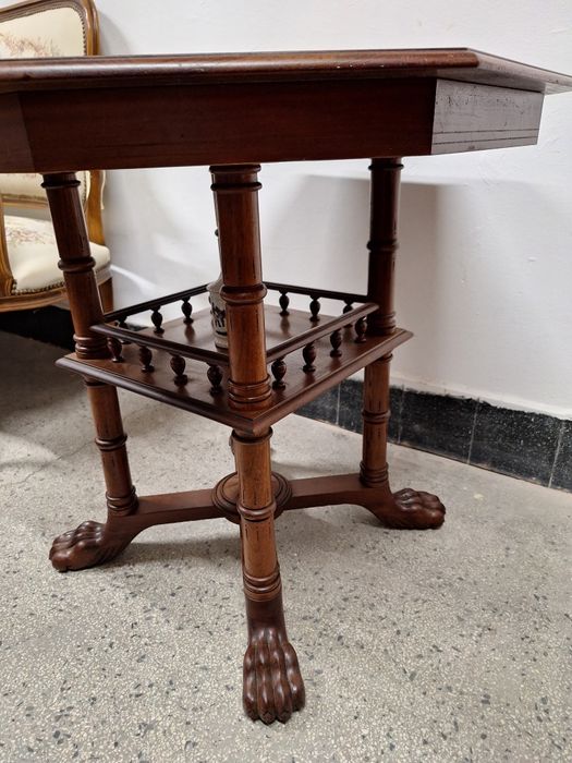 Антична Викторианска маса орех