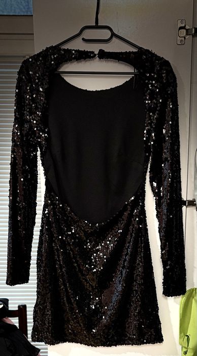 Черна пайетена рокля с гол гръб