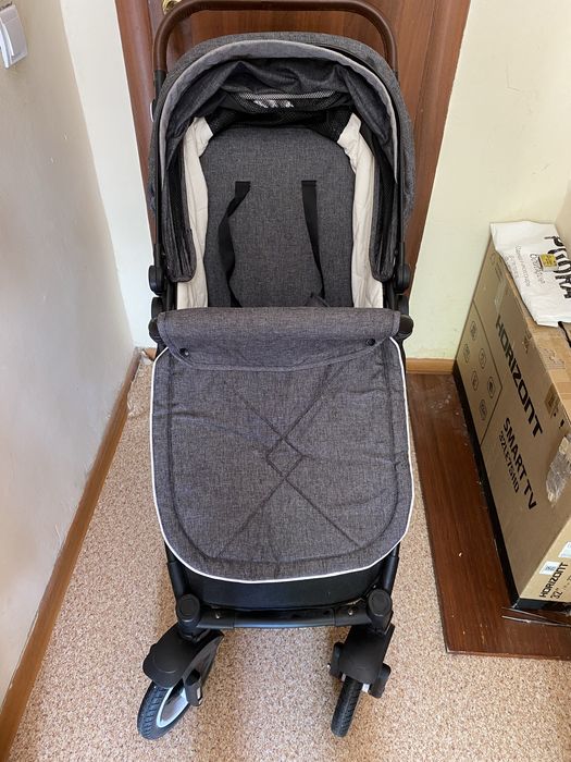 Срочно  новую  коляску  продам .