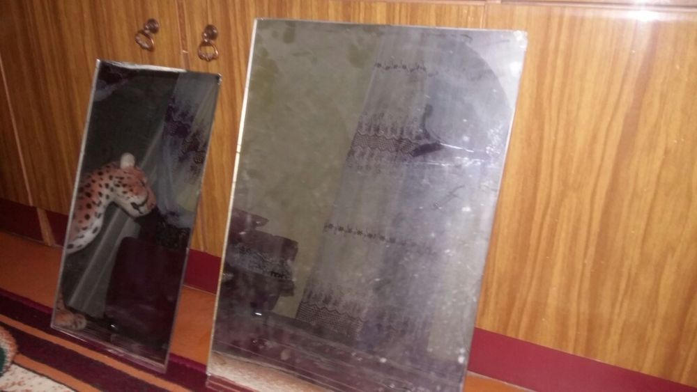 Продаю 2 зеркала.И еще имеються старые стекла разного формата.