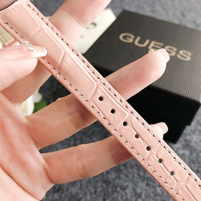 Дамски ръчен часовник Guess с кожена верижка