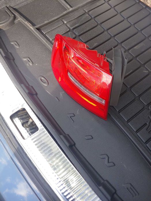 Продавам външен ляв стоп  за  AUDI A4 avant комби 2011г.