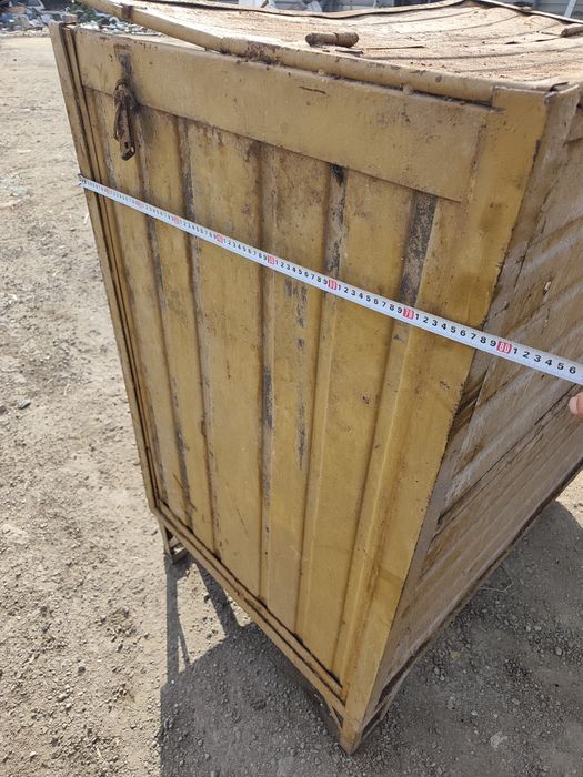 Продавам метални сандъци,палети
