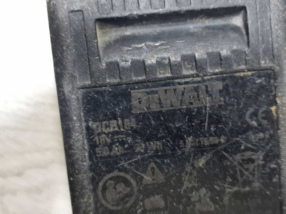 Акумулаторен компактен саблен трион DeWalt DCS367 + батерия и зарядно