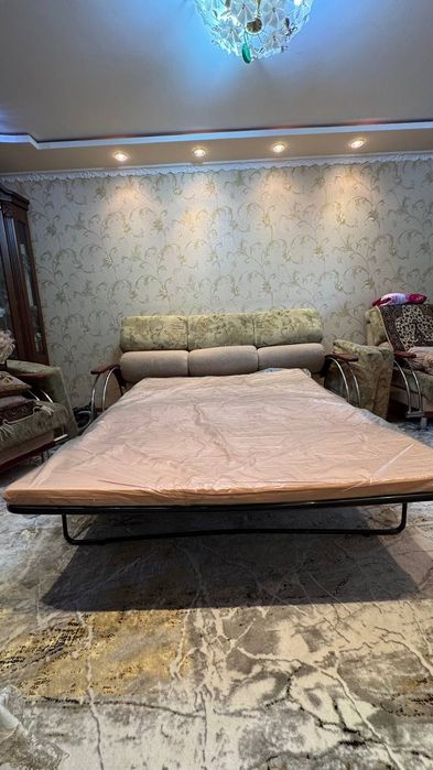 Продается диван- кровать и два кресла. Комплект