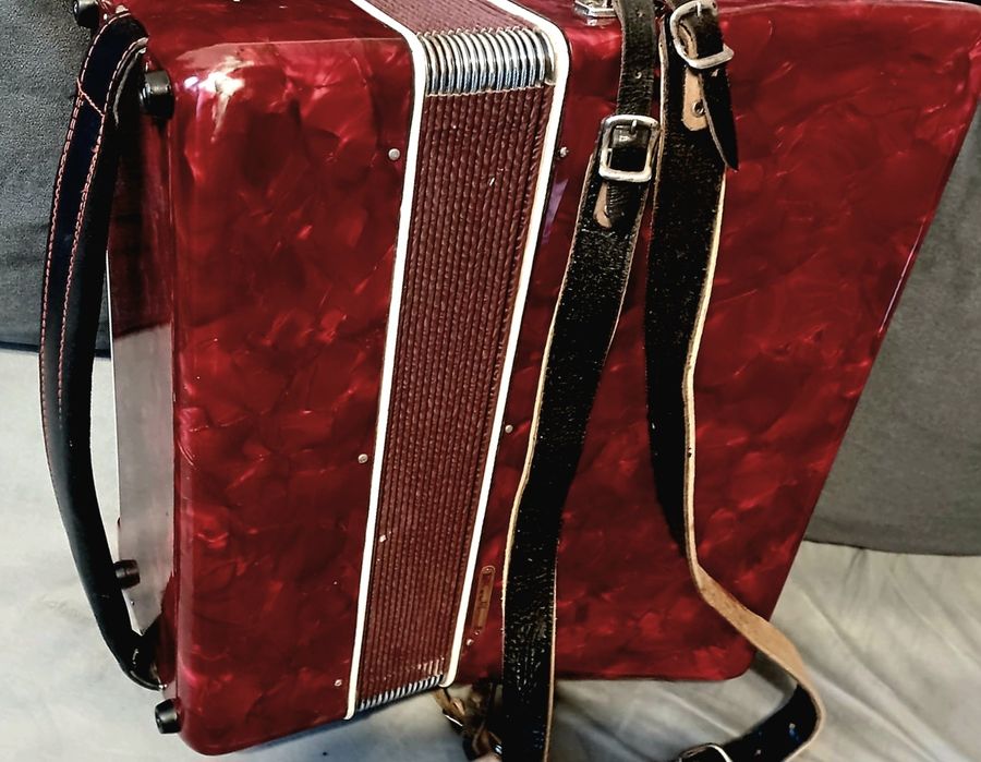 Vând acordeon Parrot cu 72 bași basi