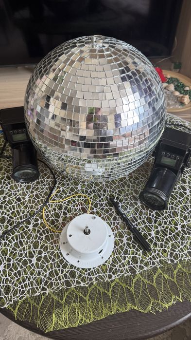 Зеркальный диско шар и прожекторы