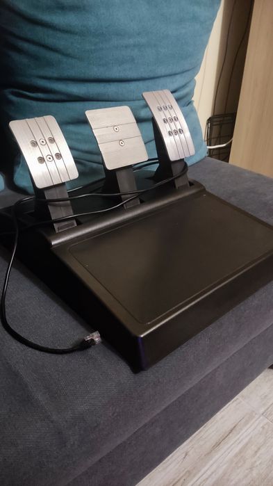 Продавам Thrustmaster T300Rs