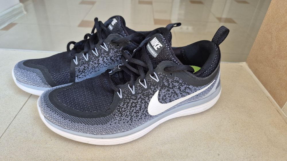 Маратонки Nike.  .