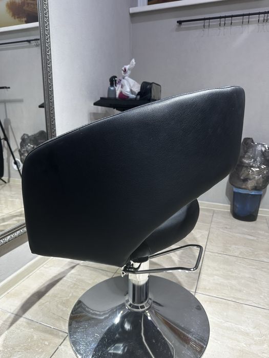 Продаю кресло парикмахерское