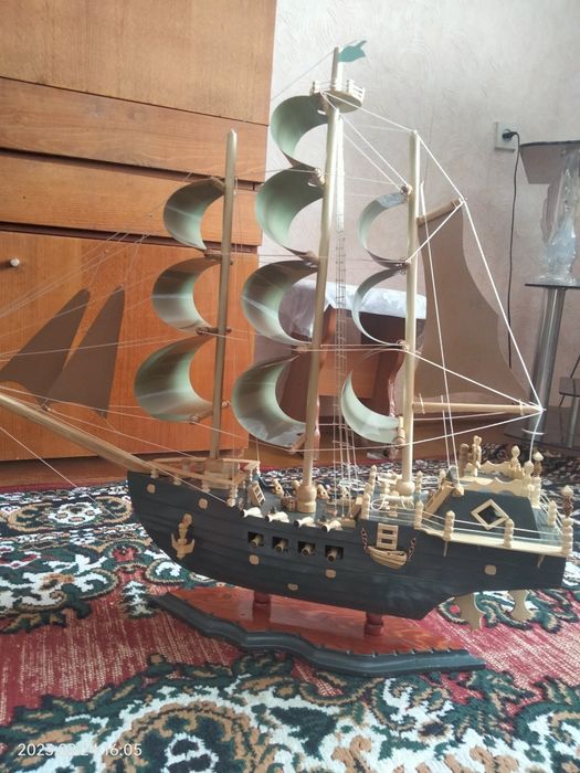 Продам корабль серого цвета