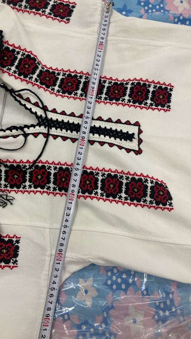 Cămașă tradițională cu model cusut manual pe pânză
