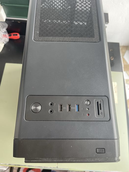 Carcasa Gaming PC Aerocool Rift RGB stare buna.