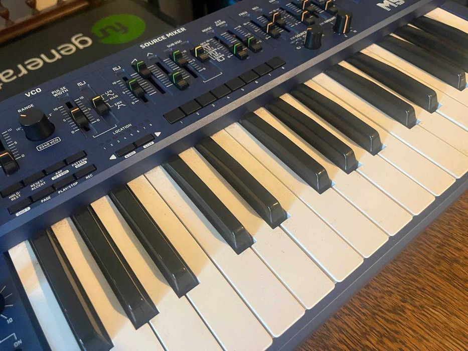 Behringer MS-1 - clona Roland SH 101