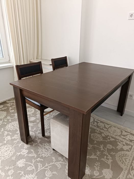 Деревянный стол со стульями