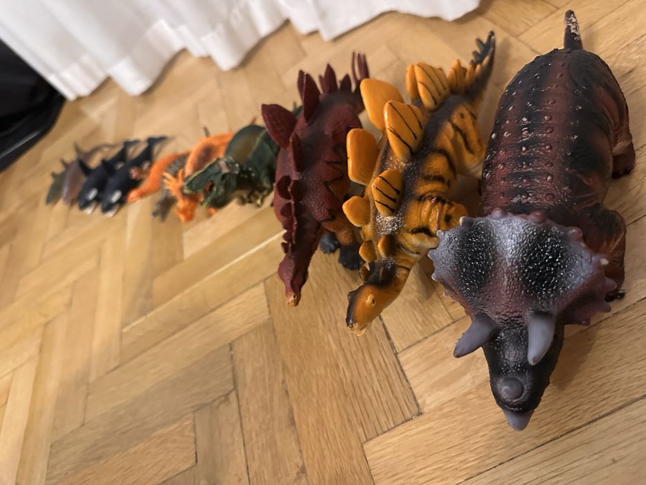 Dinozauri diverse marimi