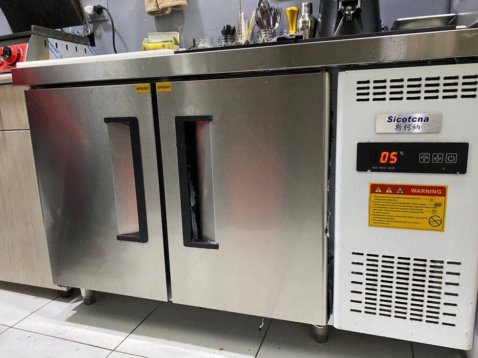 холодильник  бар барная стойка и доски