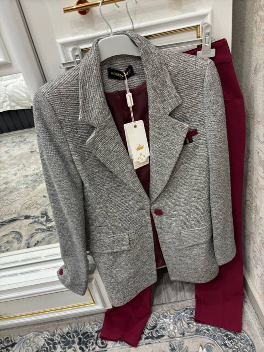 Женский костюм, красивый малинового цвета с пиджаком, производство Тур