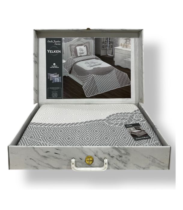 Продам срочно кровать . Матрас . Покрывало