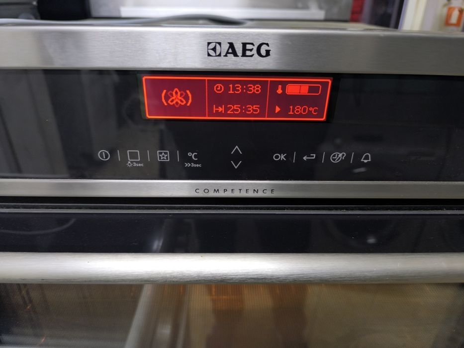 Фурна AEG KS8404701M с много програми и готвене на  пара.