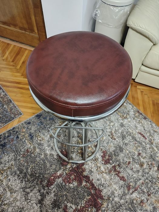 Vând două scaune de bar.