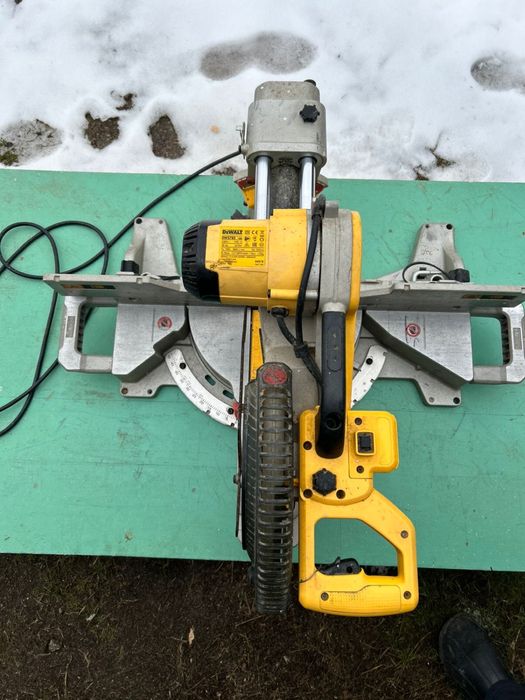 Торцовочная пила DeWALT DWS780