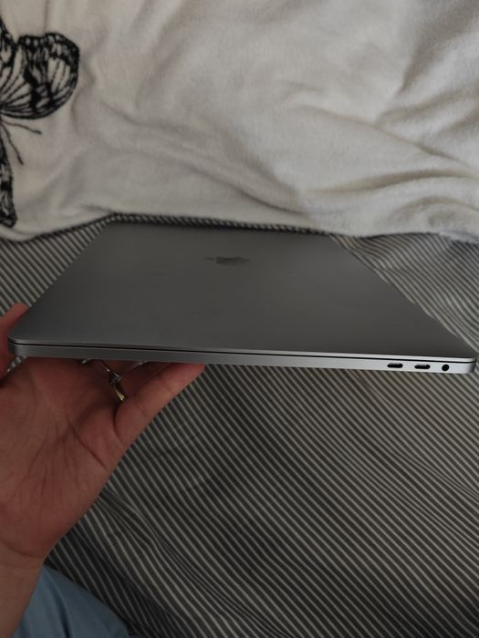 MacBook Pro 16” 2019 i7 / 16GB / 512GB / Radeon / Impecabil