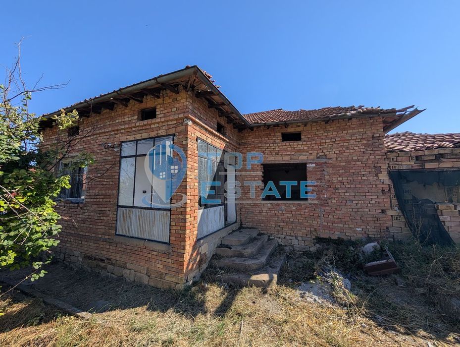 Едноетажна тухлена къща с голям двор в село Страхилово