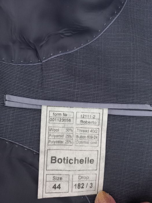 Продам костюм. Дешево.