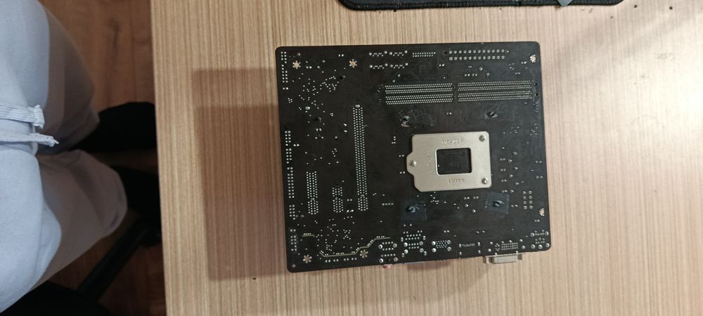 Комплект:Дънна платка,процесор и охладител!