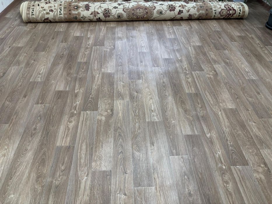 Дверь и линолеум