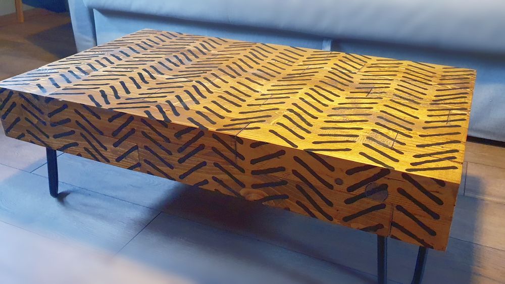 Дървена холна маса