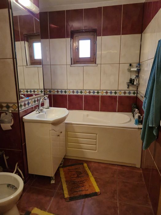 Vând apartament cu 3 camere, decomandat, în suprafață de 70 mp situat în zona centrala