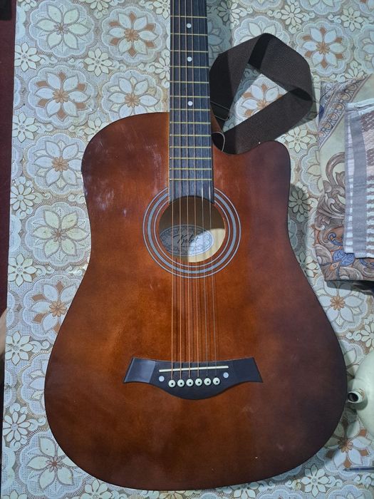 Akustik getara sotiladi holati yangi narxi 800 000 mng kelshadigan bor