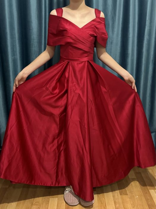 Красное вечернее платье