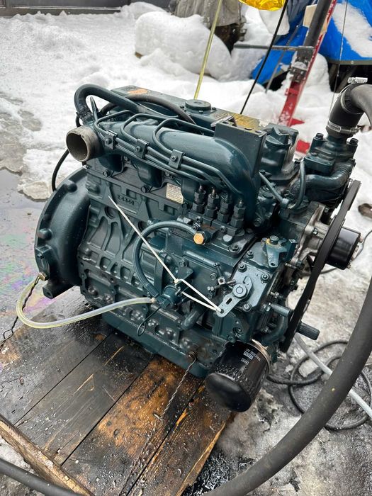 Motor reconditionat Kubota V2403 pentru excavator incarcator, piese motor