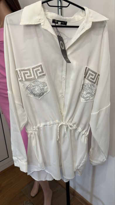 Риза бяла с камъчета по-нея