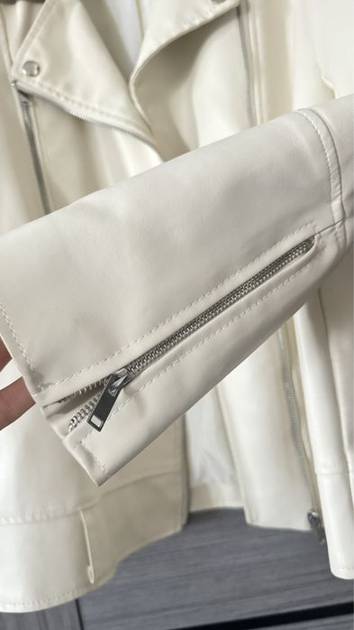 Кожаная куртка молочная