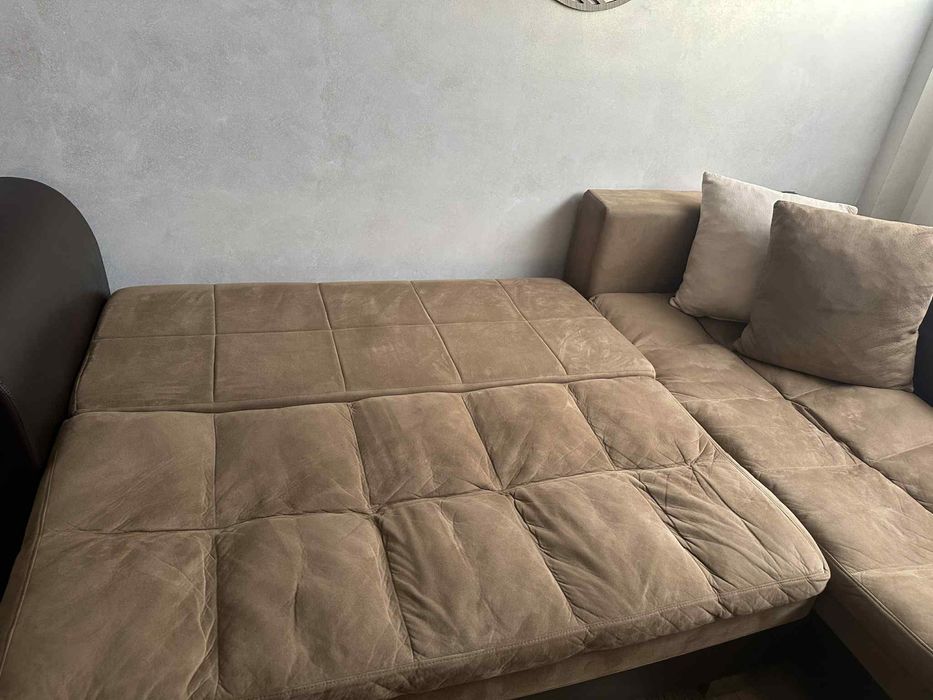 Разтегателен диван и маса