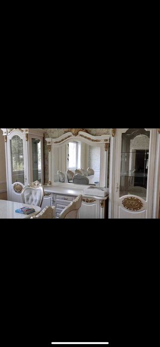 Продаются мебель для гостиной стол, стулья, комод, пенал