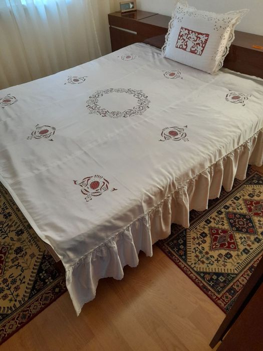 Покривка за спалня плюс възглавница - рязана бродерия