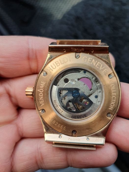 Хублот соат сотилади