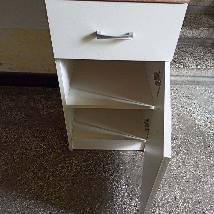Бюро с едно чекмедже и едно шкафче