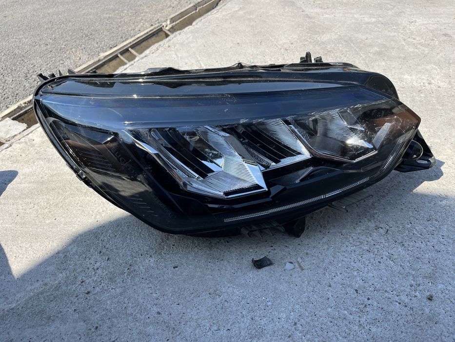 2 броя десен и 2 броя ляв фар Peugeot 208 2 2019-