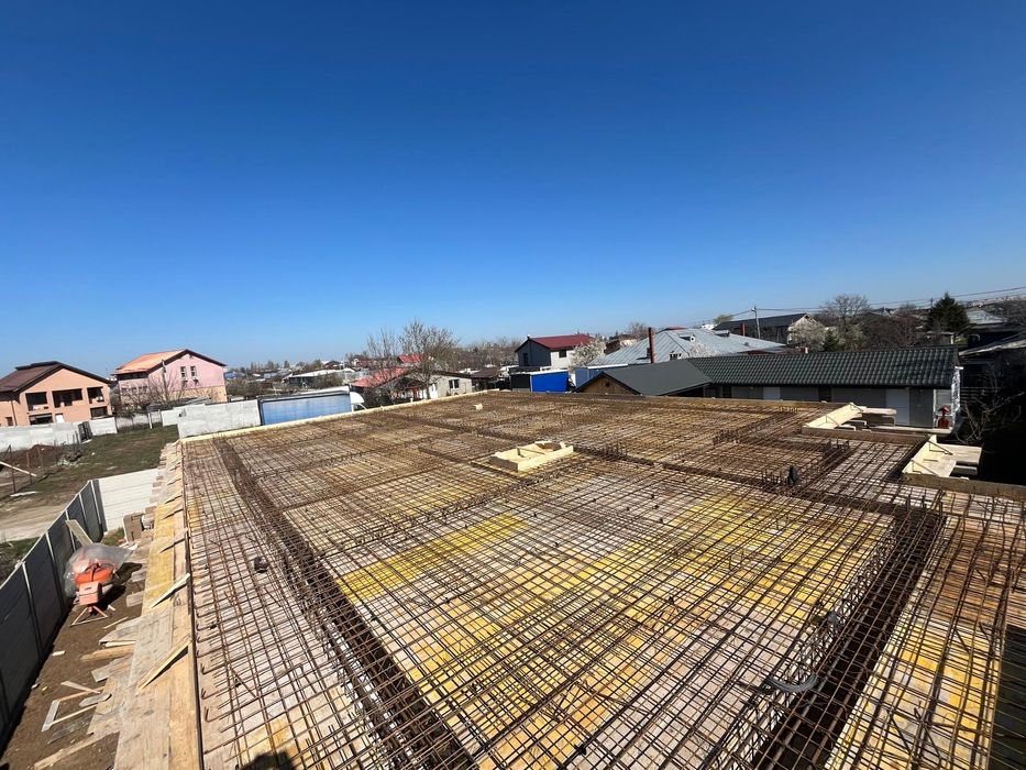 Echipa dulgheri, zidari, fierari case la rosu