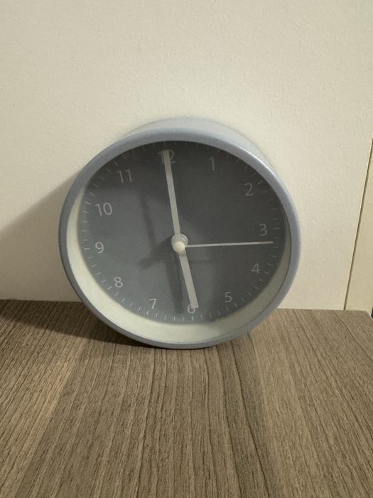 Ceas cu alarma pe rotund gri