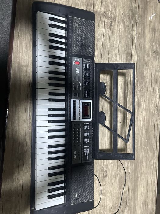 синтезатор не професиональный почти новый