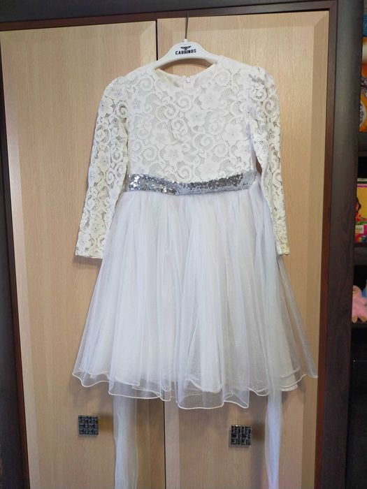 Продам платье на 5-8 лет.