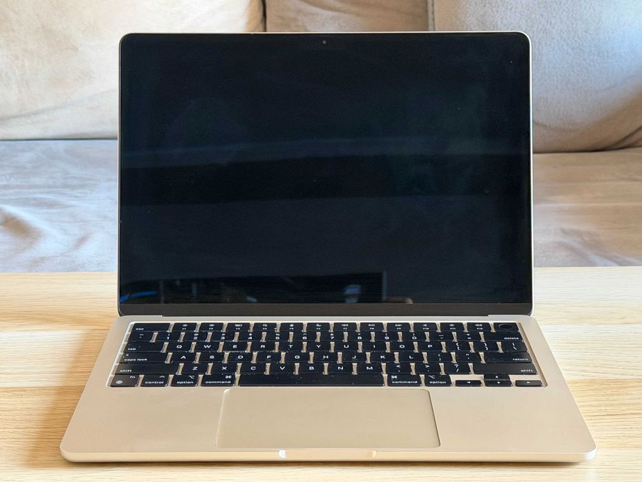 MacBook Air M2 13.6" / 16GB / 512GB – перфектно състояние (Starlight)
